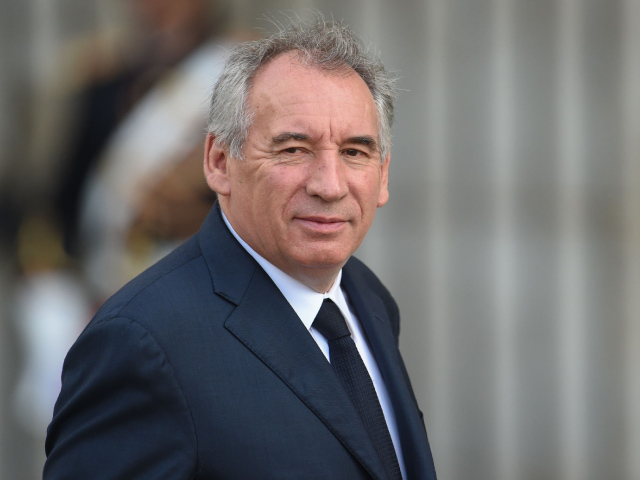  Proposition de François Bayrou d'utiliser le référendum pour le budget 