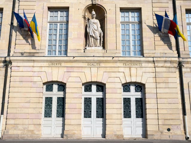 Un maire peut-il hisser le drapeau israélien tandis qu'un autre maire se voit interdire cette possibilité pour le drapeau palestinien ? 